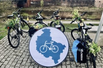 Wiosennie ozdobione rowery wraz z symbolem rowerowej wiosny, czyli wsparciu transportu i turystyki rowerowej w całej Wielkopolsce.